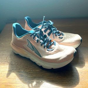 Womens Altra Provision 6 shoes size 9 in great condition, very lightly worn